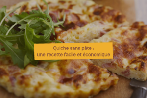 Photo d’une quiche sans pâte, dorée et coupée en parts, accompagnée de roquette, avec un encart mentionnant : « Quiche sans pâte : une recette facile et économique ».